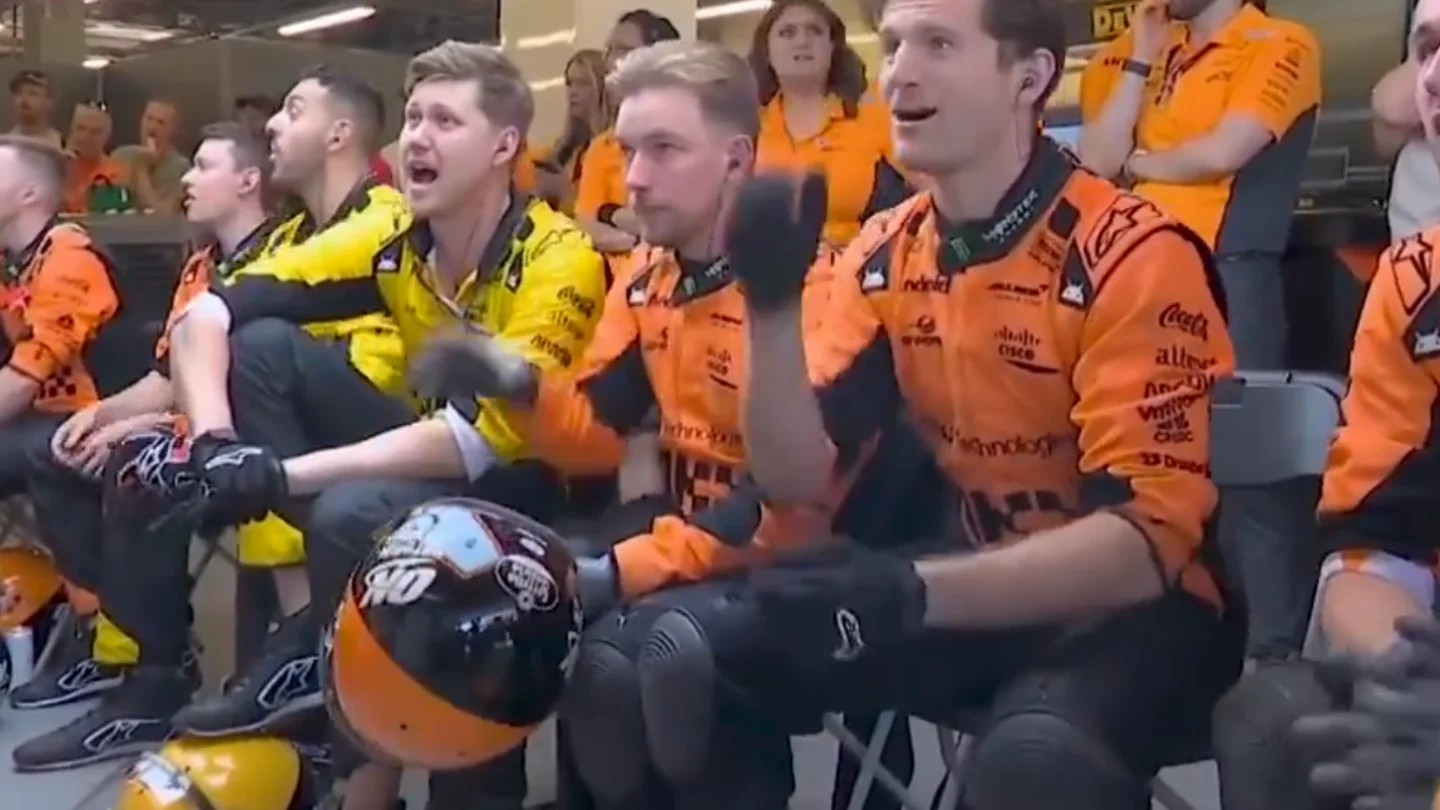 La imperdible reacción en el garaje de McLaren a la batalla entre Carlos Sainz y 'Checo' Pérez La imperdible reacción en el garaje de McLaren a la batalla entre Carlos Sainz y 'Checo' Pérez