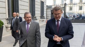 Alberto N&uacute;&ntilde;ez Feij&oacute;o y Edmundo Gonz&aacute;lez, juntos en el Congreso de los Diputados