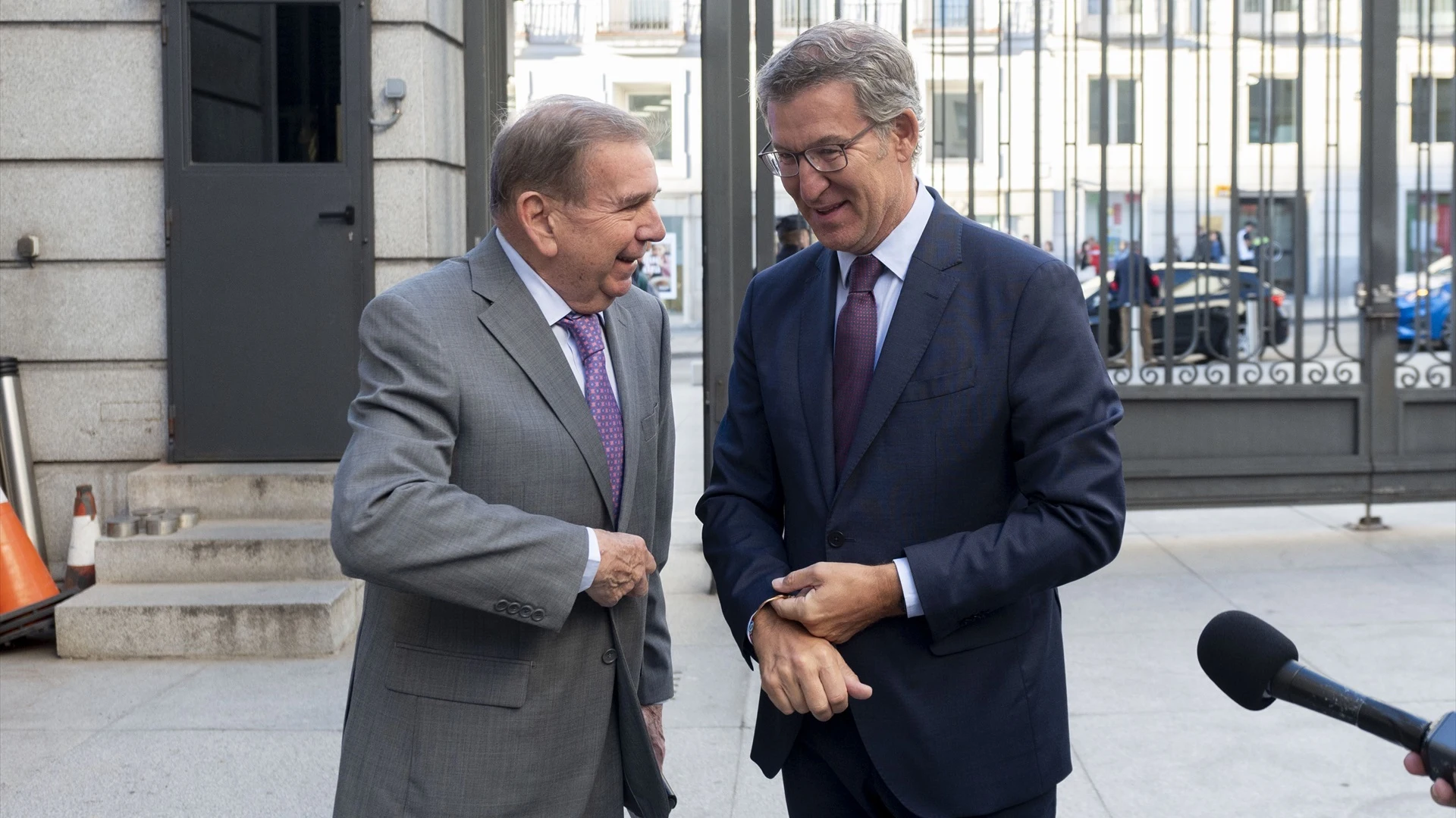 Edmundo González (i) y Alberto Núñez Feijóo (d), a su llegada a una reunión, en el Congreso de los Diputados