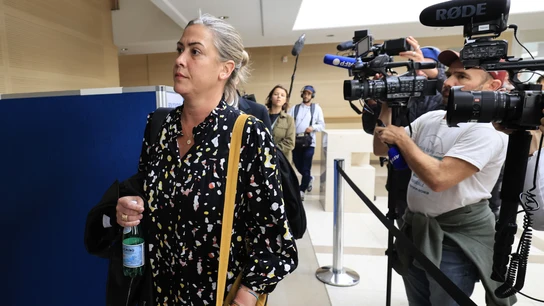 Caroline Darian, hija de Dominique y Gisele Pelicot, a su entrada en los juzgados durante el juicio contra su padre Caroline Darian, hija de Dominique y Gisele Pelicot, a su entrada en los juzgados durante el juicio contra su padre