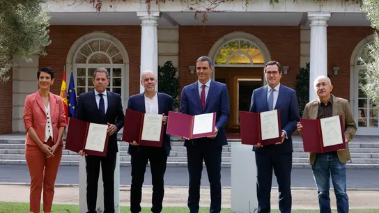 El presidente del Gobierno, Pedro Sánchez, posa con los representantes de la patronal y los sindicatos durante la firma del nuevo acuerdo en materia de pensiones este miércoles en el Palacio de la Moncloa. El presidente del Gobierno, Pedro Sánchez, posa con los representantes de la patronal y los sindicatos durante la firma del nuevo acuerdo en materia de pensiones este miércoles en el Palacio de la Moncloa.