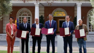 El presidente del Gobierno, Pedro Sánchez, posa con los representantes de la patronal y los sindicatos durante la firma del nuevo acuerdo en materia de pensiones este miércoles en el Palacio de la Moncloa. 