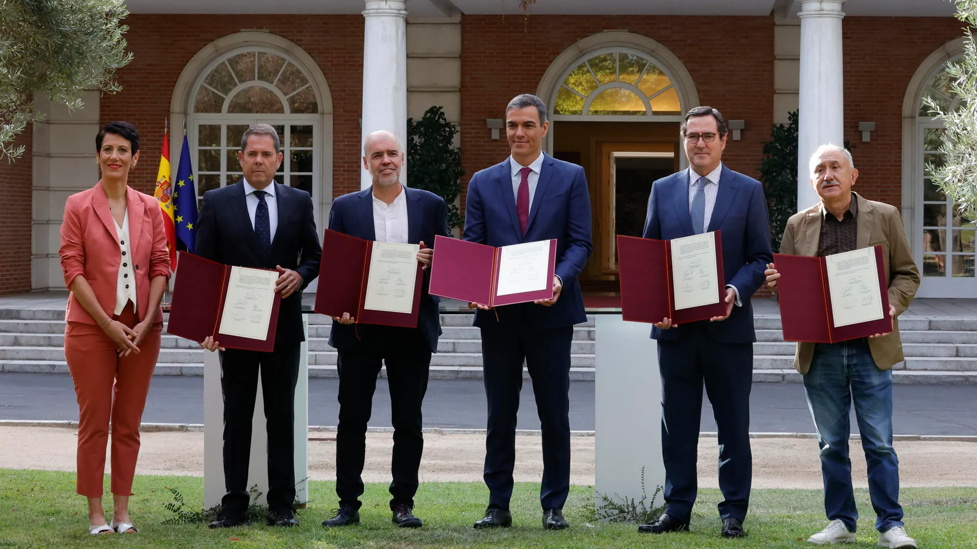 El presidente del Gobierno, Pedro Sánchez, posa con los representantes de la patronal y los sindicatos durante la firma del nuevo acuerdo en materia de pensiones este miércoles en el Palacio de la Moncloa. 