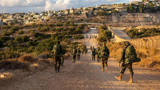 Israel afirma que se dirige a una "nueva fase" de la guerra y traslada el foco a la frontera con Líbano Soldados israelíes realizando una patrulla