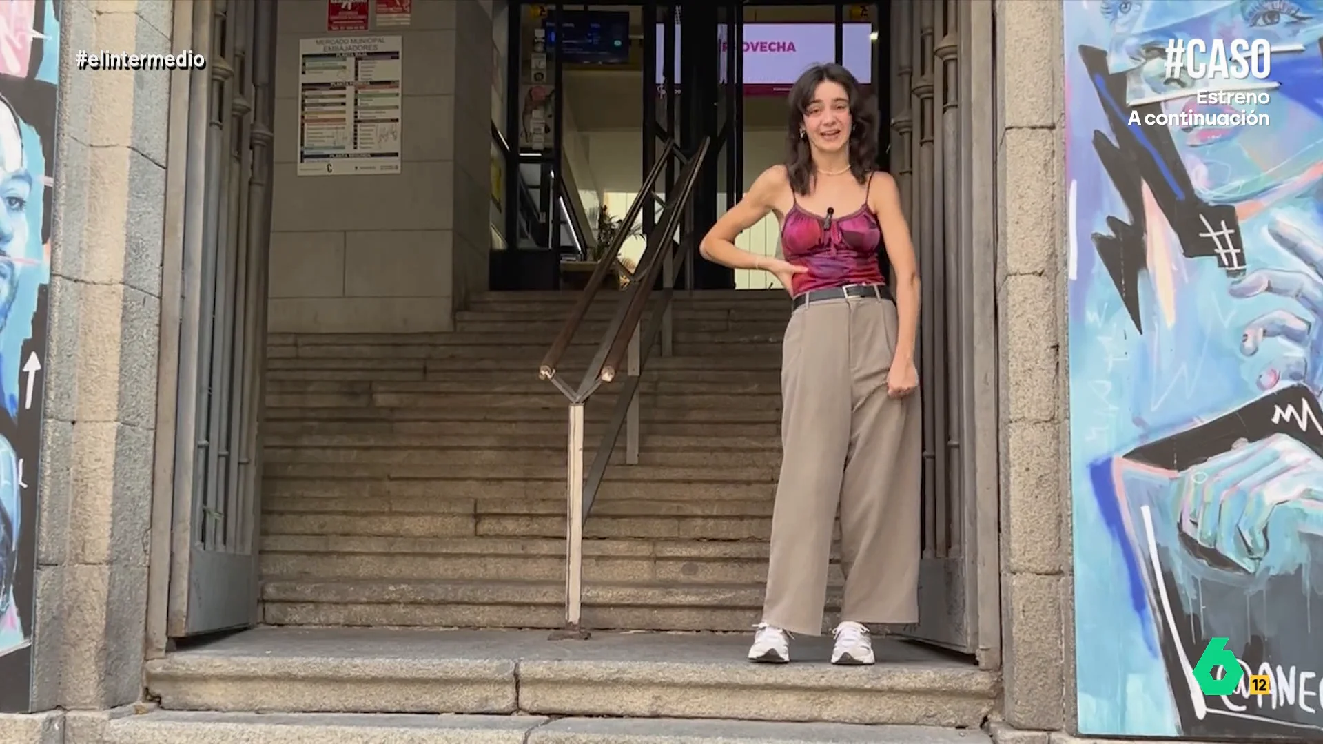 La activista ha dado un paseo por el centro de la ciudad para demostrar las barreras a las que se enfrentan día a día las personas con movilidad reducida: desde la falta de rampas a la falta de entradas accesibles. 