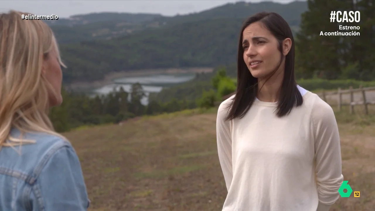 Andrea Ropero visita Palas de Rei para conocer cómo puede llegar a afectar a la zona, tanto a sus vecinos como a nivel medioambiental, la construcción de una fábrica de macrocelulosa. 