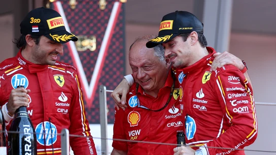Carlos Sainz, Fred Vasseur y Charles Leclerc Carlos Sainz, Fred Vasseur y Charles Leclerc