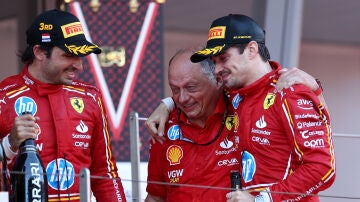 Carlos Sainz, Fred Vasseur y Charles Leclerc