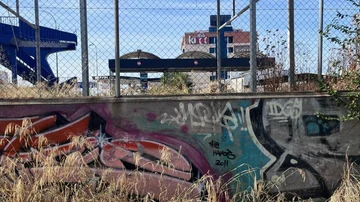 Basura, pasarela peatonal sobre la A42 y el club de alterne contiguo, en los alrededores del antiguo edificio de Airbus. Basura, pasarela peatonal sobre la A42 y el club de alterne contiguo, en los alrededores del antiguo edificio de Airbus.