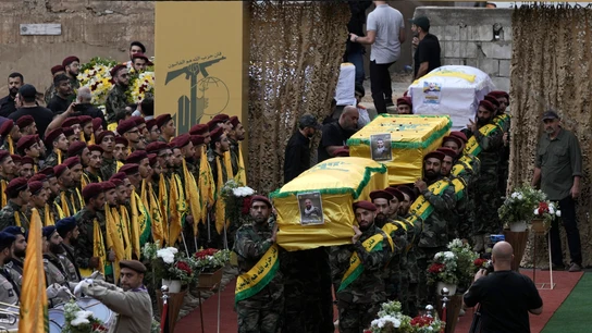 Combatientes de Hizbulá cargan el ataúd de compañeros que murieron el martes después de que explotaran sus buscapersonas en Líbano Combatientes de Hizbulá cargan el ataúd de compañeros que murieron el martes después de que explotaran sus buscapersonas en Líbano