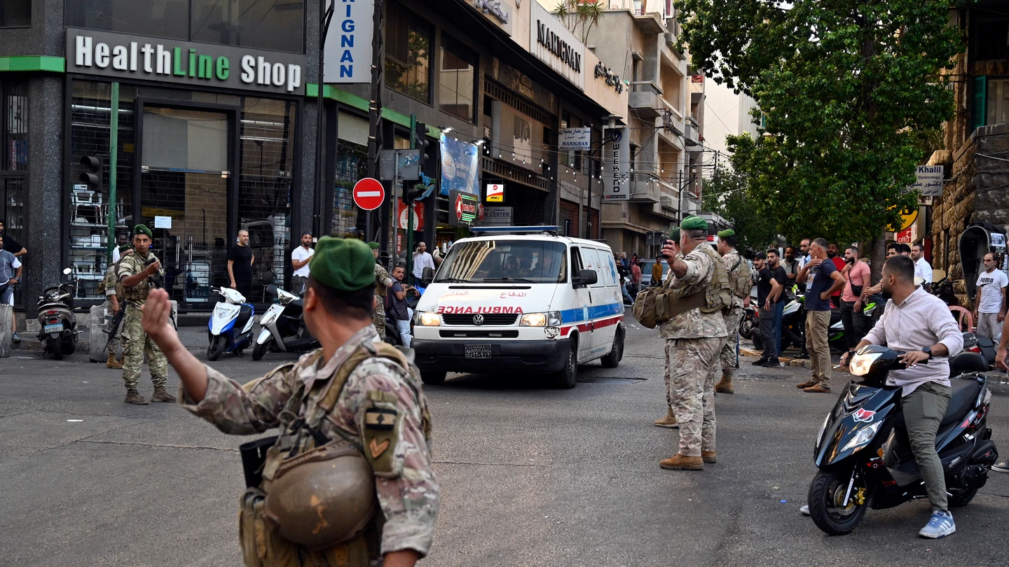 Una ambulancia llega a un centro médico en Beirut después de la explosión de miles de buscapersonas de Hizbulá Una ambulancia llega a un centro médico en Beirut después de la explosión de miles de buscapersonas de Hizbulá