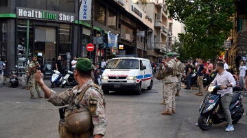 Una ambulancia llega a un centro médico en Beirut después de la explosión de miles de buscapersonas de Hizbulá