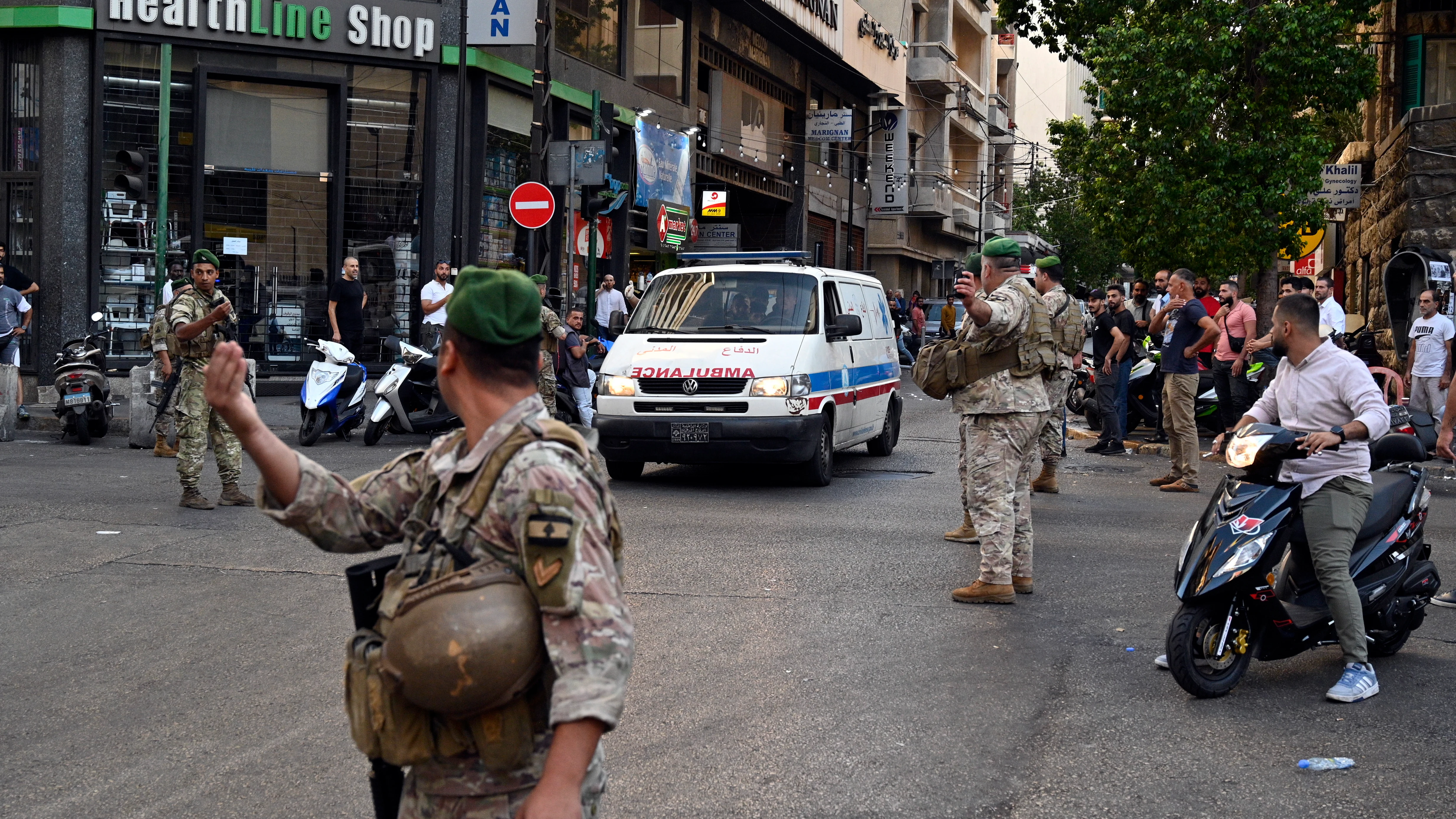 Una ambulancia llega a un centro médico en Beirut después de la explosión de miles de buscapersonas de Hizbulá