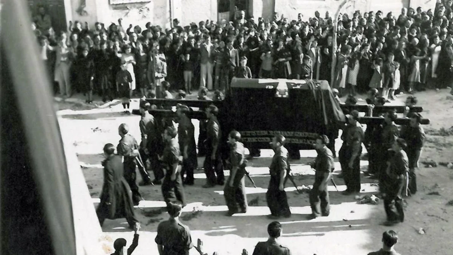 Los restos de José Antonio Primo de Rivera son trasladados a hombros desde Alicante hasta el Escorial El entierro de Primo de Rivera: una historia de vencedores y vencidos que le dijo a España quién mandaba