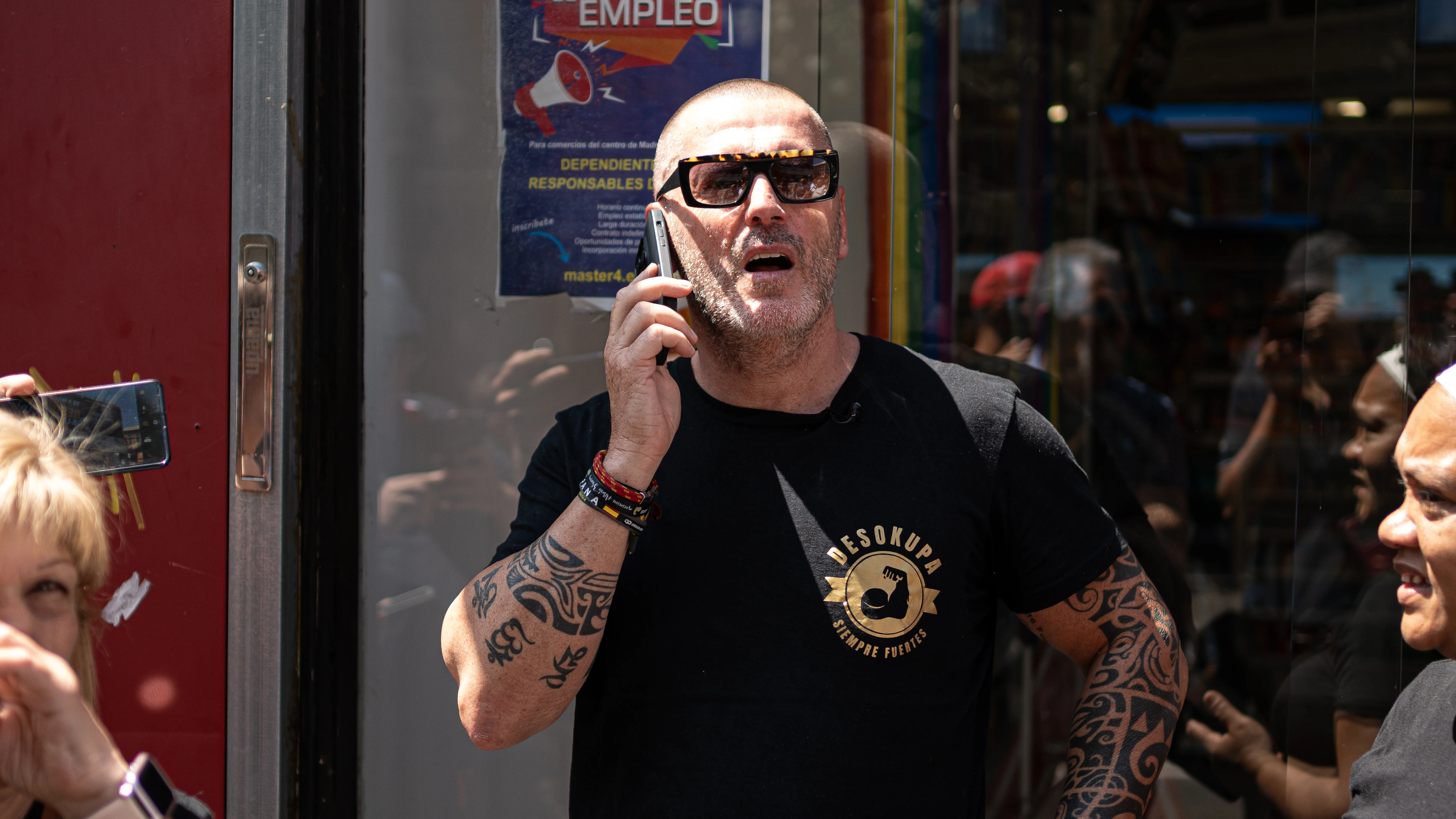 El líder de Desokupa, Daniel Esteve, hablando por teléfono en una imagen de archivo.