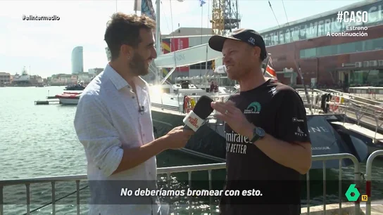 La 'incómoda' entrevista de Isma Juárez a un participante de la Copa América "El año que viene te voy a hacer la mejor entrevista de este deporte", comenta en este vídeo Isma Juárez al timonel Nathan Outteridge, de la Copa América, que tras algún momento incómodo le asegura que "¡Tienes que practicar mucho!".