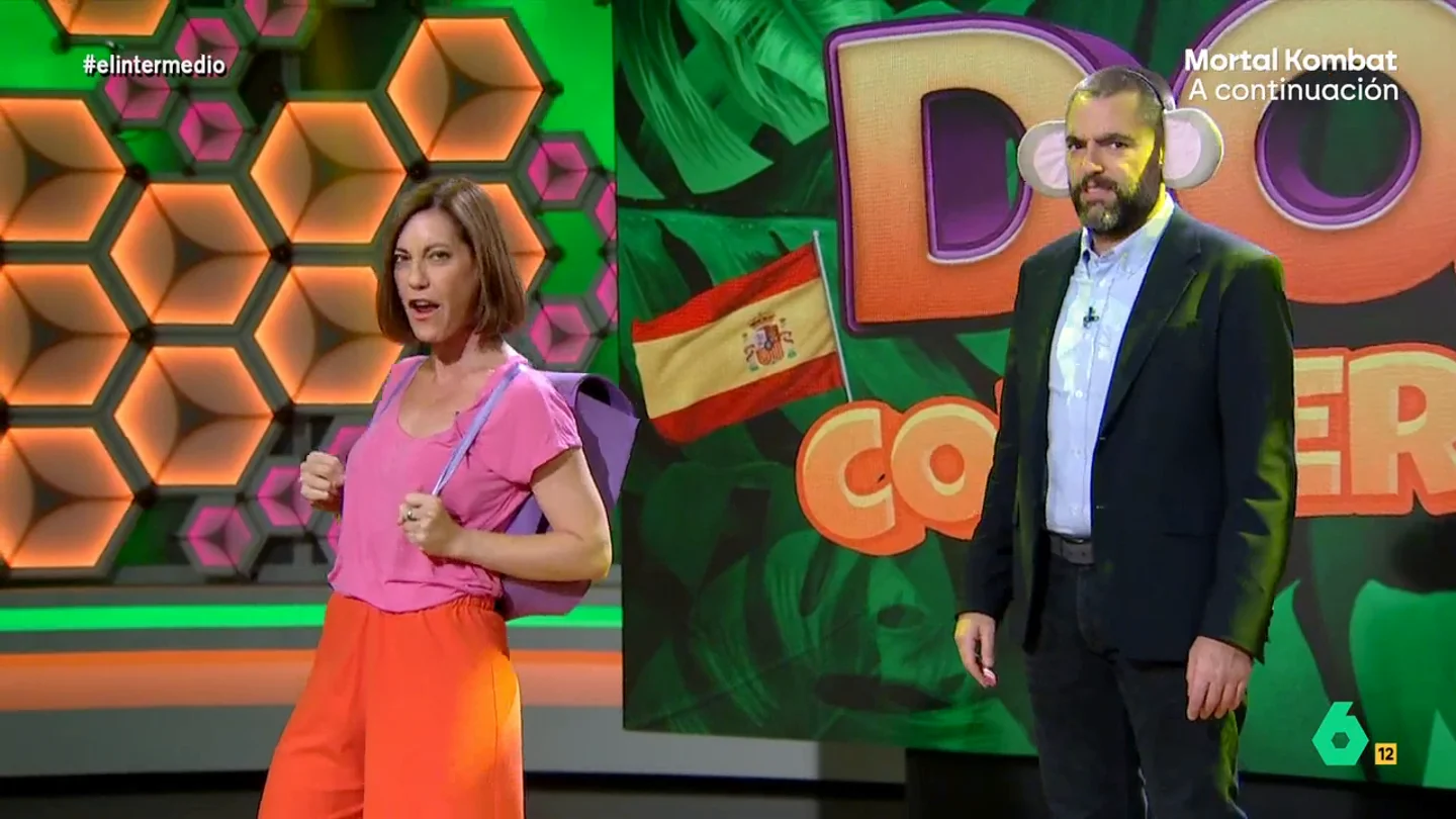 Dora la Conservadora canta la canción que Sánchez 'dedica' a todos los niños católicos: "Adiós don Pedrito, me cago en su fe" La aventurera ultraconservadora explica que Abogados Cristianos ha denunciado a un grupo de artistas que han hecho una performances en la que procesionaban con una Virgen rodeada de morcillas.