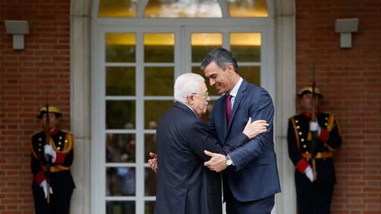 El presidente del Gobierno, Pedro Sánchez, recibe al presidente palestino Mahmud Abás (i), este jueves en el Palacio de La Moncloa. El presidente del Gobierno, Pedro Sánchez, recibe al presidente palestino Mahmud Abás en el Palacio de La Moncloa.