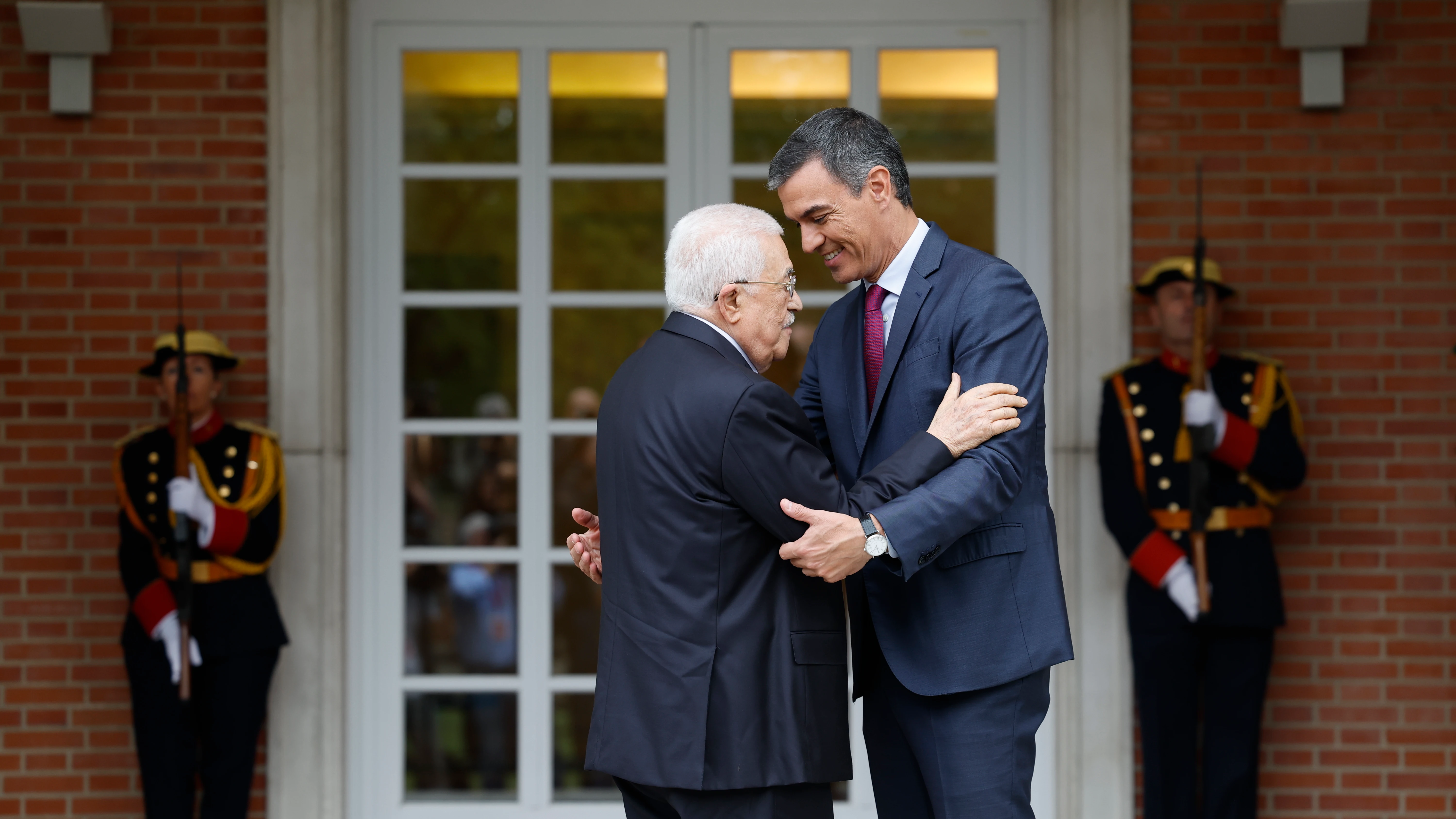 El presidente del Gobierno, Pedro Sánchez, recibe al presidente palestino Mahmud Abás en el Palacio de La Moncloa. 