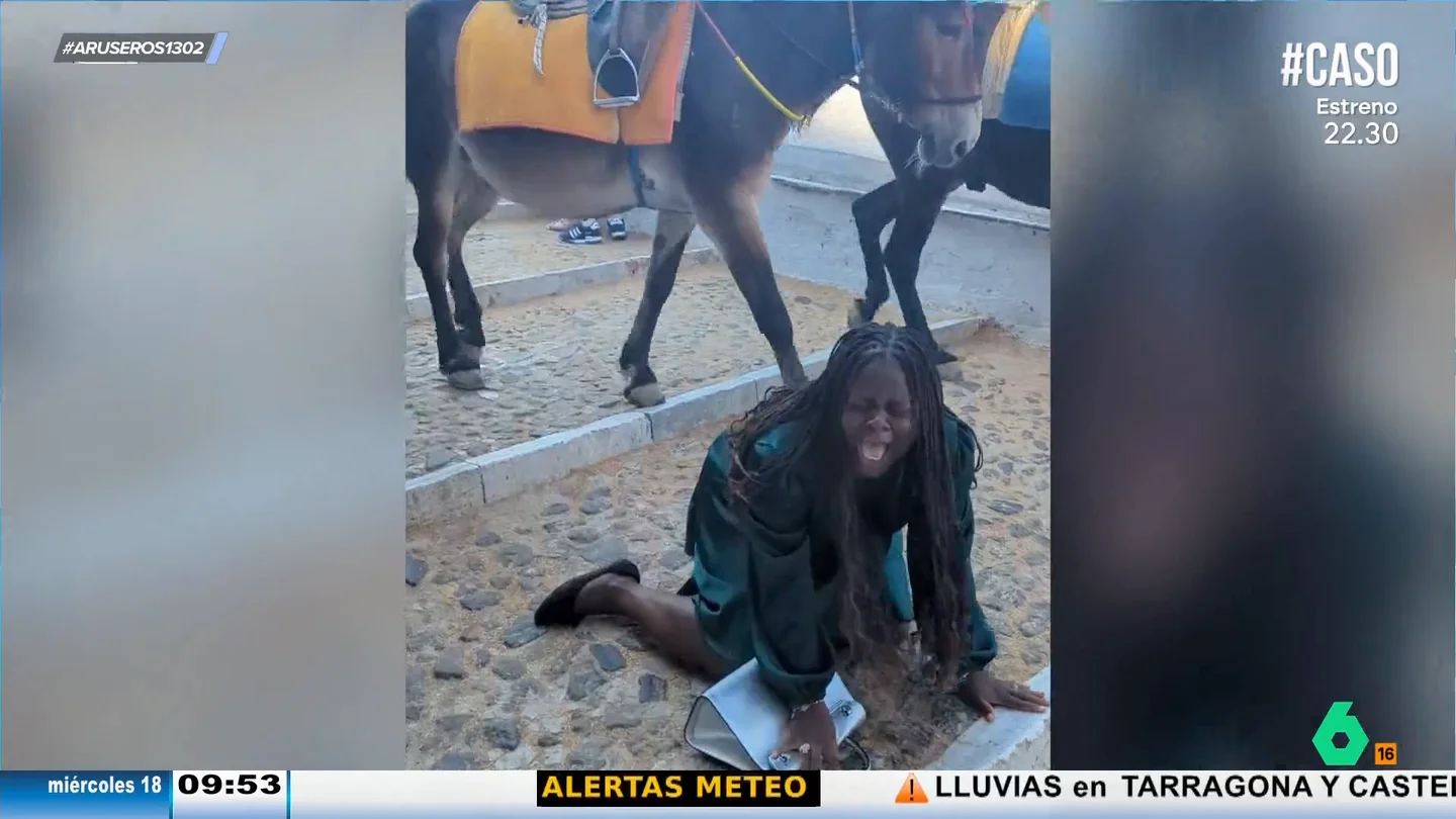 Los burros de Santorini se rebelan contra la turistificación y arrollan a un chica mientras se hacía una foto Los burros de Santorini se rebelan contra la turistificación y arrollan a un chica mientras se hacía una foto