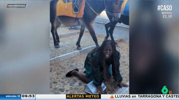 Los burros de Santorini se rebelan contra la turistificación y arrollan a un chica mientras se hacía una foto