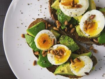 Huevos en una tostada de aguacate