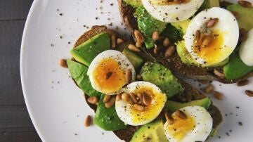 Huevos en una tostada de aguacate