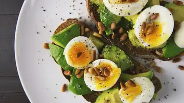 Huevos en una tostada de aguacate Huevos en una tostada de aguacate