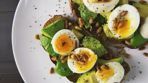Huevos en una tostada de aguacate Huevos en una tostada de aguacate
