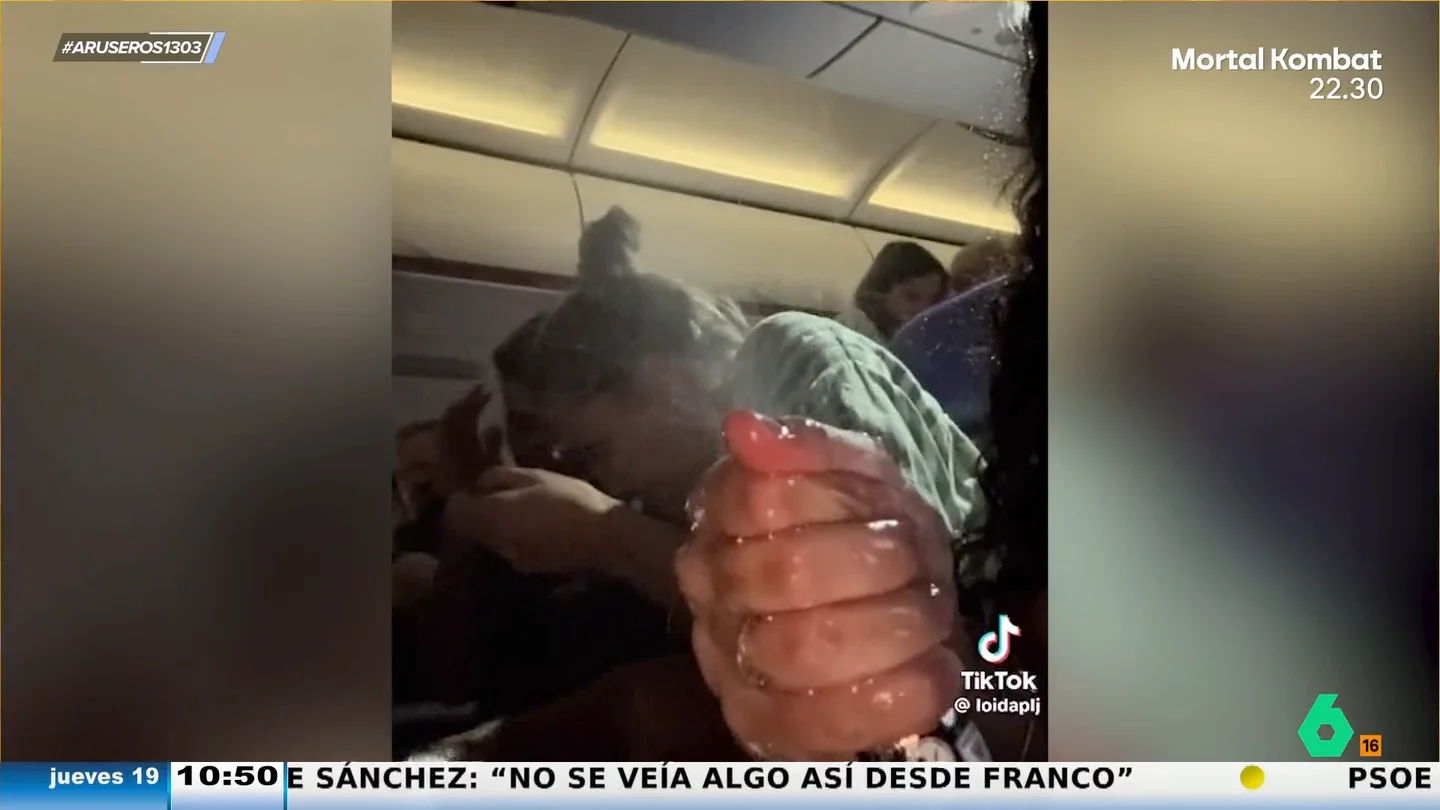 Una joven sorprende al resto de pasajeros en pleno vuelo al explotar la botella de cava que había comprado en el duty free Una joven sorprende al resto de pasajeros en pleno vuelo al explotar la botella de cava que había comprado en el duty free