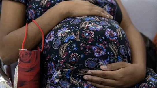 Una mujer, en estado de embarazo avanzado Una mujer, en estado de embarazo avanzado