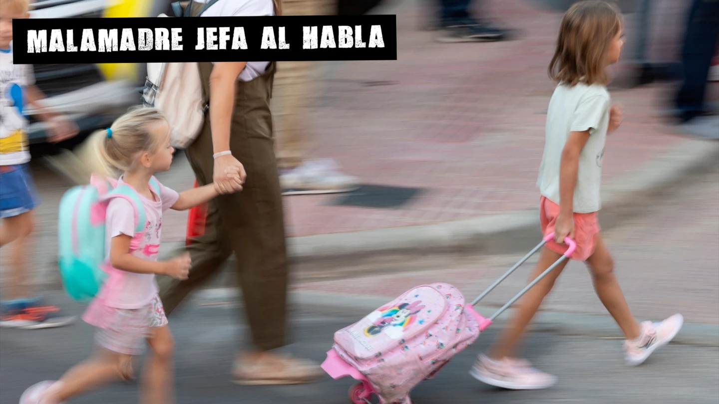 Dos niñas el primer día de colegio, a 9 de septiembre de 2024, en Madrid (España). Dos niñas el primer día de colegio, a 9 de septiembre de 2024, en Madrid (España).