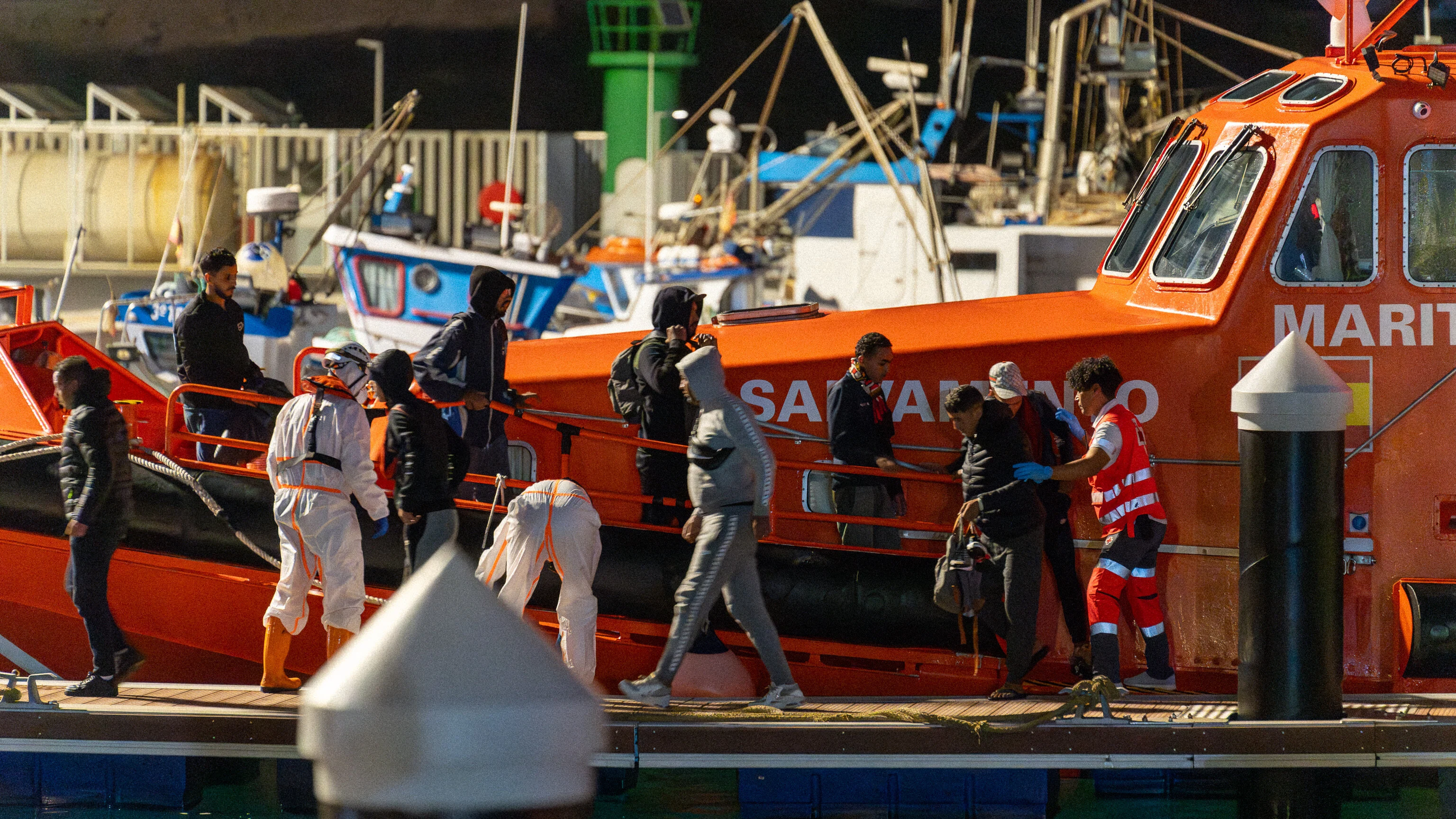 Llegada de varios migrantes tras ser rescatados por Salvamento Marítimo al muelle de Puerto Naos, a 18 de septiembre de 2024, en Arrecife, Lanzarote, Canarias (España). 