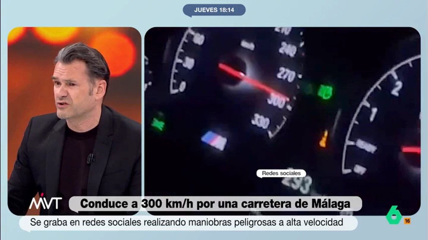 Iñaki López, al conductor que iba a 300 kilómetros por hora por Málaga Cambiando de carril de forma temeraria y a 300 kilómetros por hora. Así se grabó un conductor imprudente y lo subió a las redes sociales. "Esto tiene su origen en algún complejo no superado", señala Iñaki López en el vídeo sobre estas líneas.