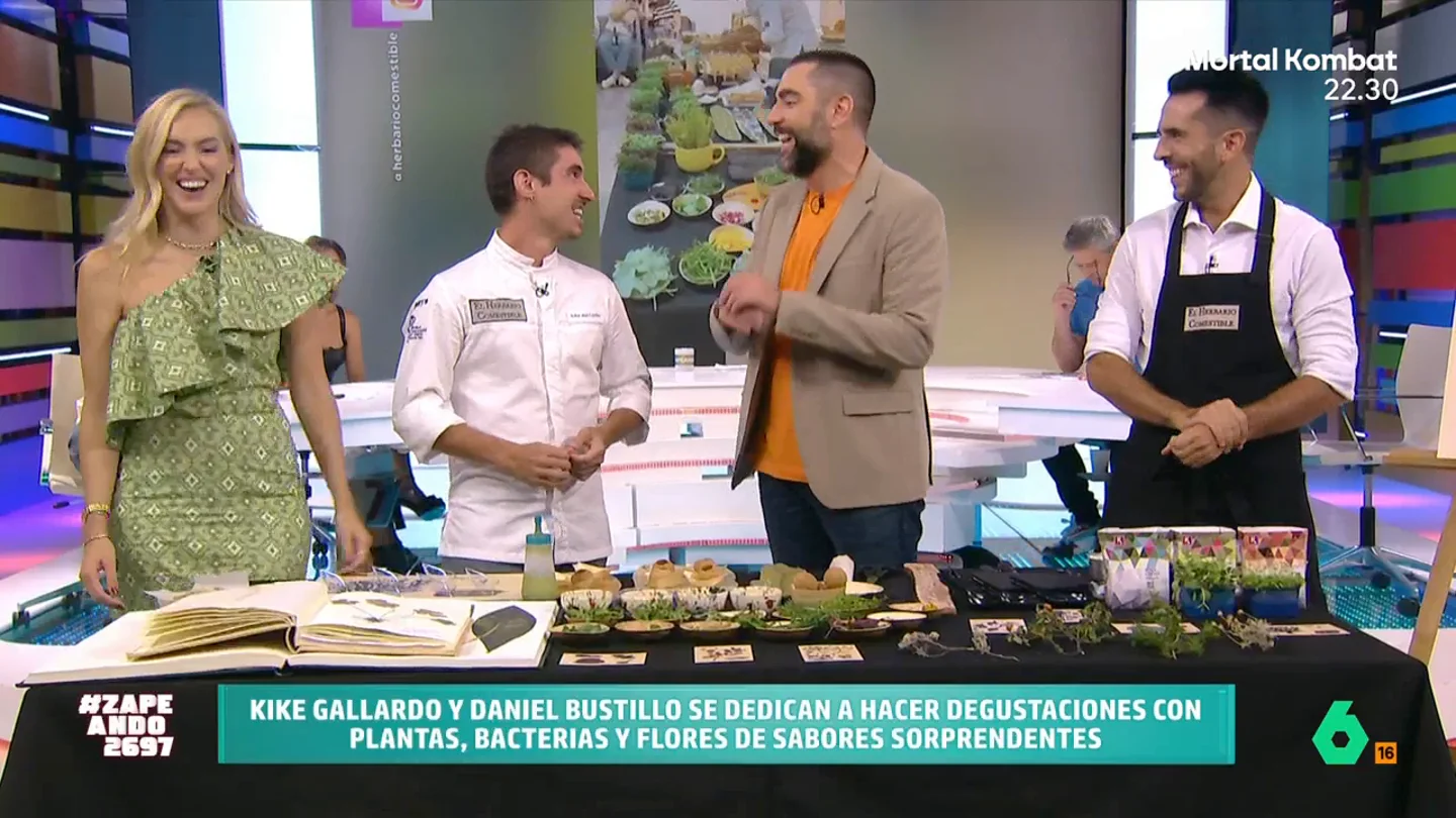 Isabel Forner y Dani Mateo alucinan al probar la flor eléctrica: "Se me ha dormido la lengua" Los zapeadores disfrutan de una cata de una flor que tiene un curioso efecto al comerla, gracias a los biólogos Daniel Bustillo y Kike Gallardo, de 'El herbario comestible'.