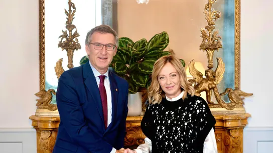 Feijóo estrecha la mano de Meloni durante su encuentro en Roma Feijóo estrecha la mano de Meloni durante su encuentro en Roma