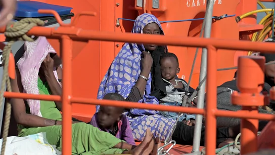 Varios migrantes, en un buque de Salvamento Marítimo Varios migrantes, en un buque de Salvamento Marítimo