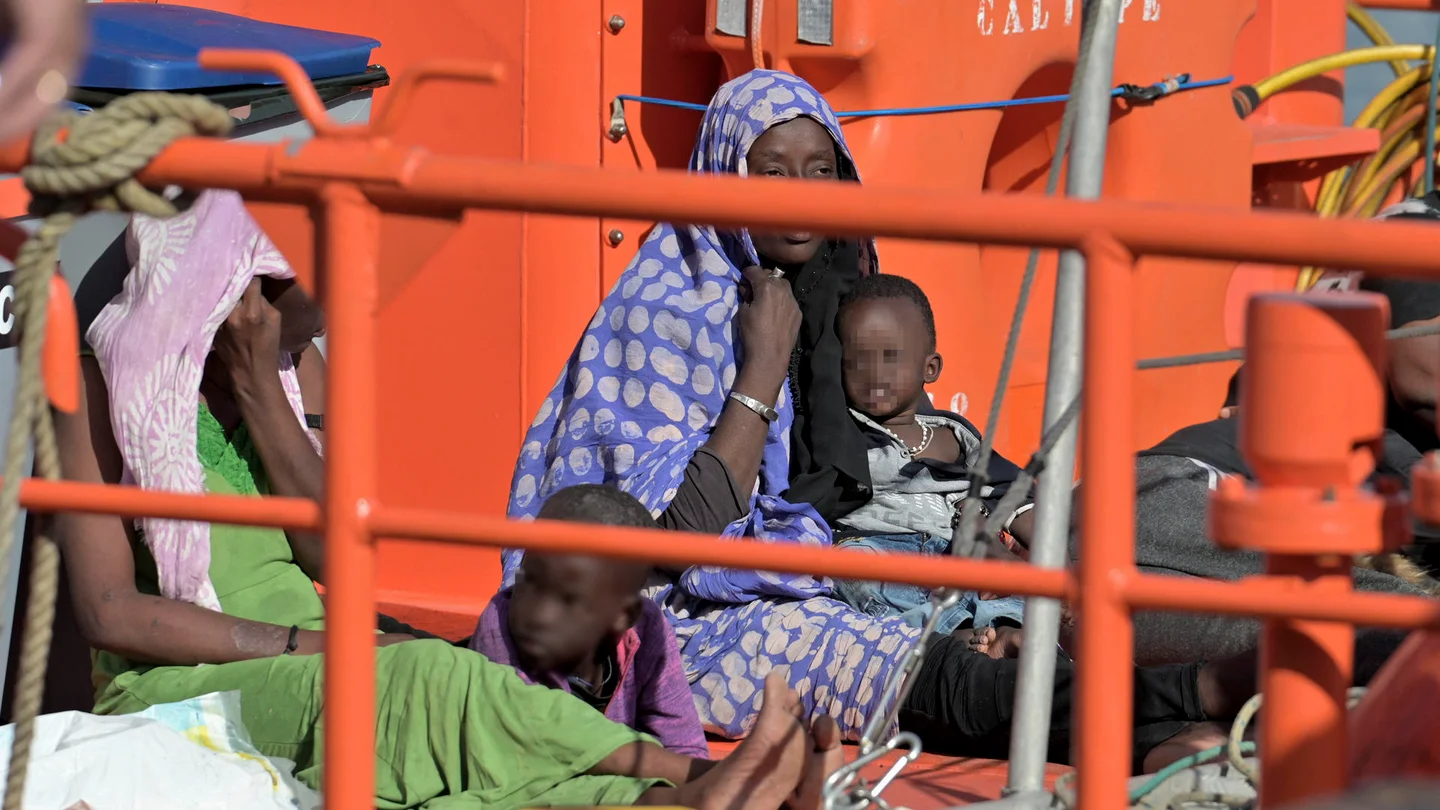 Varios migrantes, en un buque de Salvamento Marítimo Varios migrantes, en un buque de Salvamento Marítimo