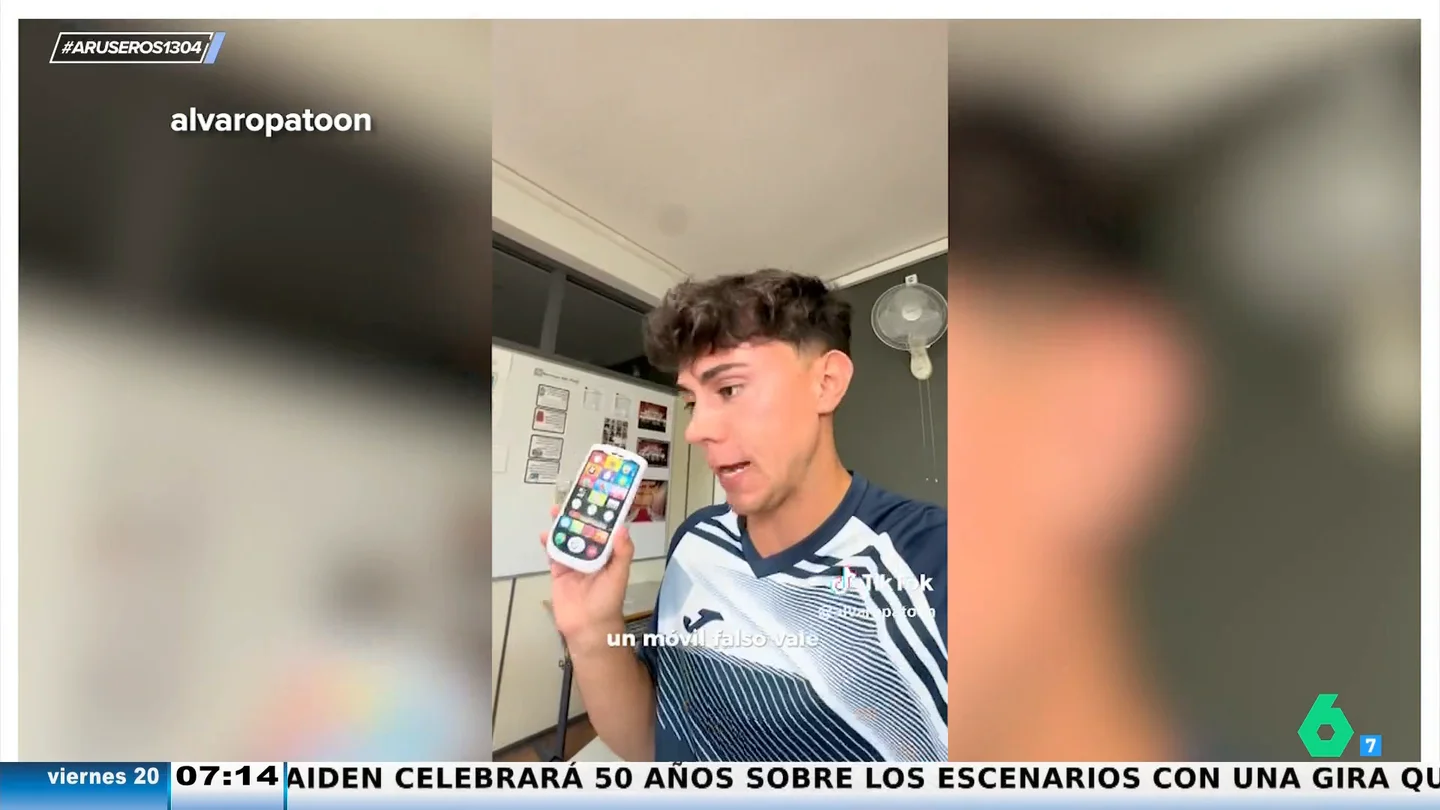 Un profesor alucina cuando ve a una alumna usando un móvil falso en el aula para "desestresarse" Un profesor alucina cuando ve a una alumna usando un móvil falso en el aula para "desestresarse"