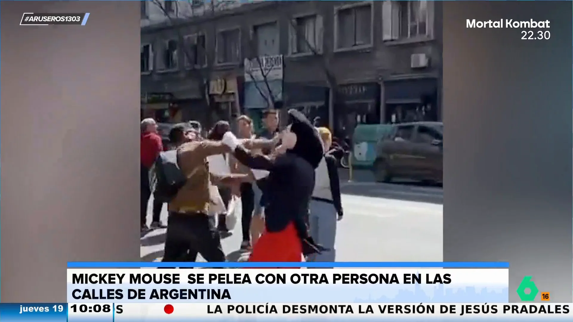 'Mickey Mouse' es pillado pegándose a puñetazo limpio en plena calle en Argentina