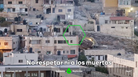 Las imágenes de soldados israelíes lanzando varios cadáveres desde una azotea en Cisjordania Las imágenes de soldados israelíes lanzando varios cadáveres desde una azotea en Cisjordania