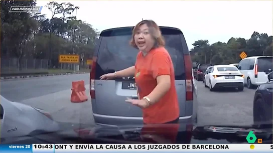 Una mujer se baja del coche en mitad de un atasco para que su marido pueda cambiar de carril Una mujer se baja del coche en mitad de un atasco para que su marido pueda cambiar de carril