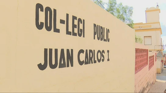 Un pueblo vota para quitarle el nombre del colegio al rey emérito Fachada del colegio de Almenara