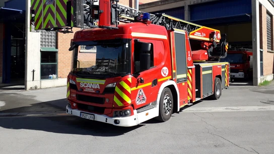 Qué debes saber de las oposiciones a bombero del Ayuntamiento de Vitoria: requisitos, fechas y exámenes Camión de los bomberos del Ayuntamiento de Bomberos de Vitoria