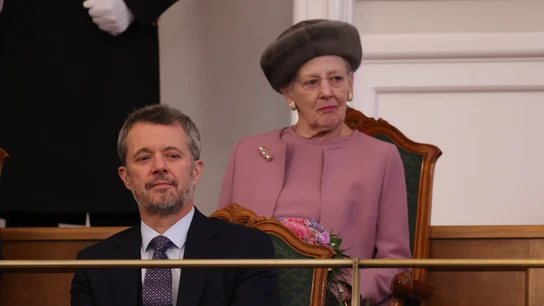 La reina Margarita y su hijo Federico X de Dinamarca durante la sucesión al trono de Federico como rey. La reina Margarita y su hijo Federico X de Dinamarca durante la sucesión al trono de Federico como rey.