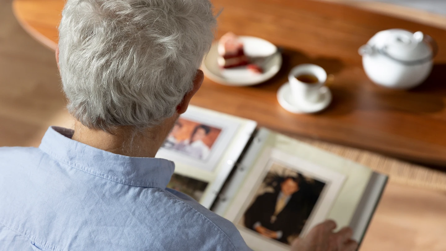 Un hombre mirando fotografías. Alzheimer.