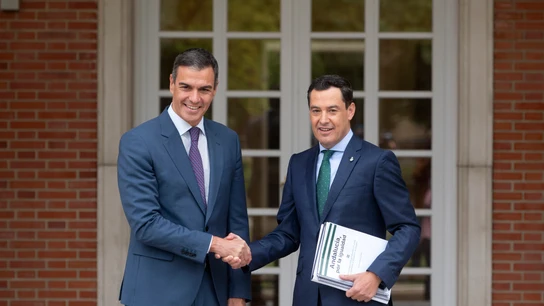 El presidente del Gobierno, Pedro Sánchez, saluda al presidente de la Junta de Andalucía, Juan Manuel Moreno Bonilla, en La Moncloa. El presidente del Gobierno, Pedro Sánchez, saluda al presidente de la Junta de Andalucía, Juan Manuel Moreno Bonilla, en La Moncloa.
