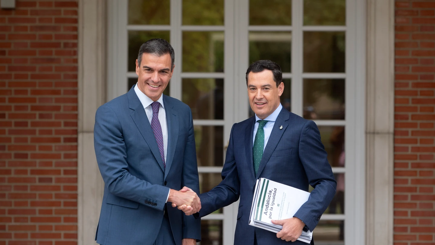 El presidente del Gobierno, Pedro Sánchez, saluda al presidente de la Junta de Andalucía, Juan Manuel Moreno Bonilla, en La Moncloa. El presidente del Gobierno, Pedro Sánchez, saluda al presidente de la Junta de Andalucía, Juan Manuel Moreno Bonilla, en La Moncloa.