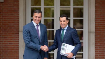 El presidente del Gobierno, Pedro Sánchez, saluda al presidente de la Junta de Andalucía, Juan Manuel Moreno Bonilla, en La Moncloa.