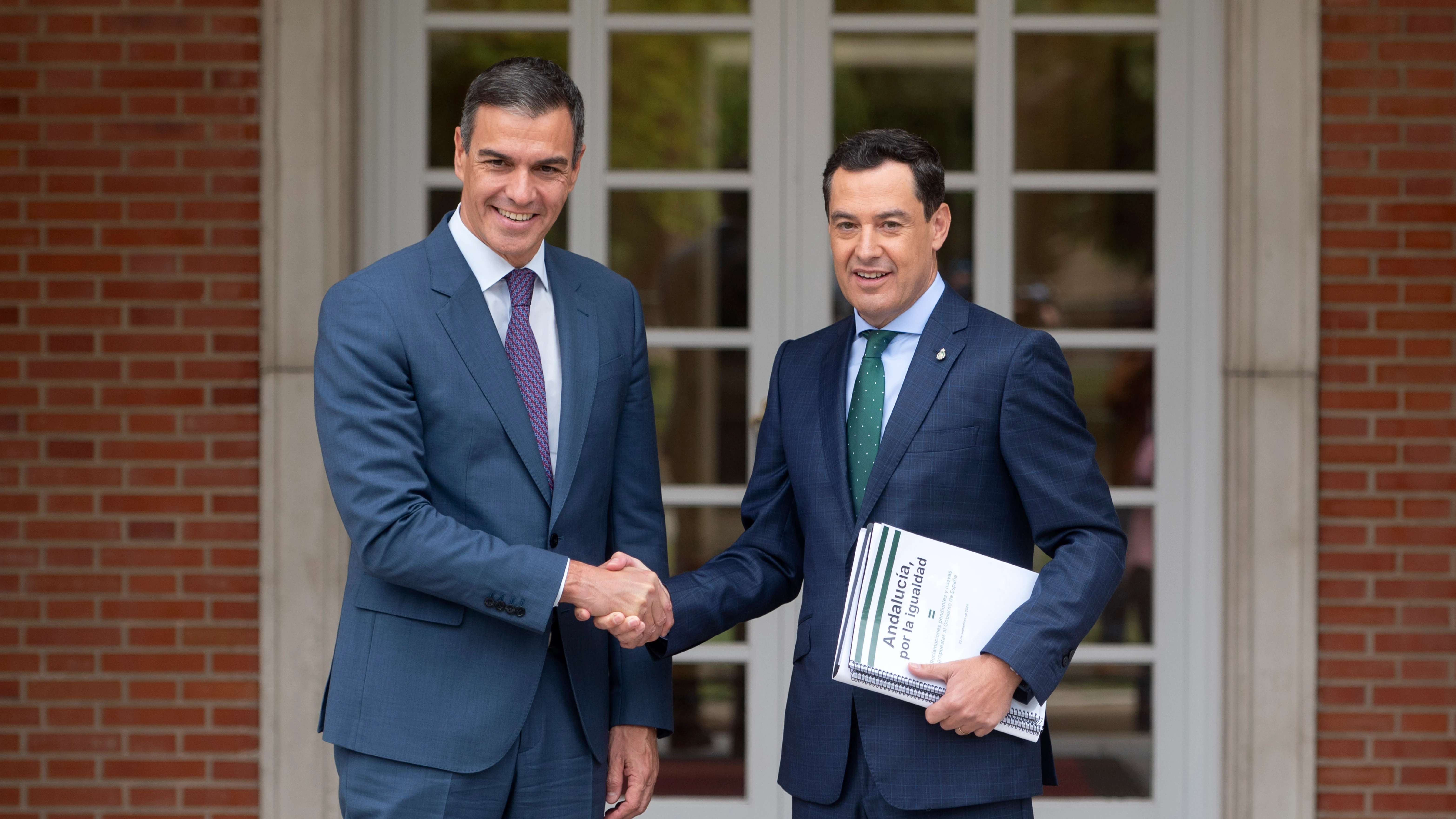El presidente del Gobierno, Pedro Sánchez, saluda al presidente de la Junta de Andalucía, Juan Manuel Moreno Bonilla, en La Moncloa.